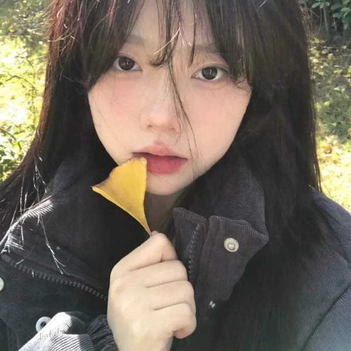 戴流苏耳环的少女